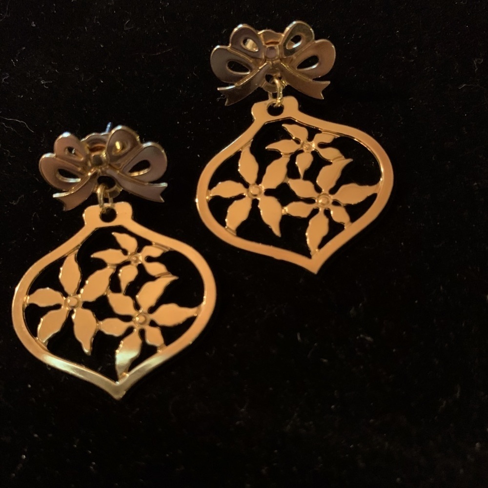 Pretty Golden Flowers w/a Bow Pierced Earrings
